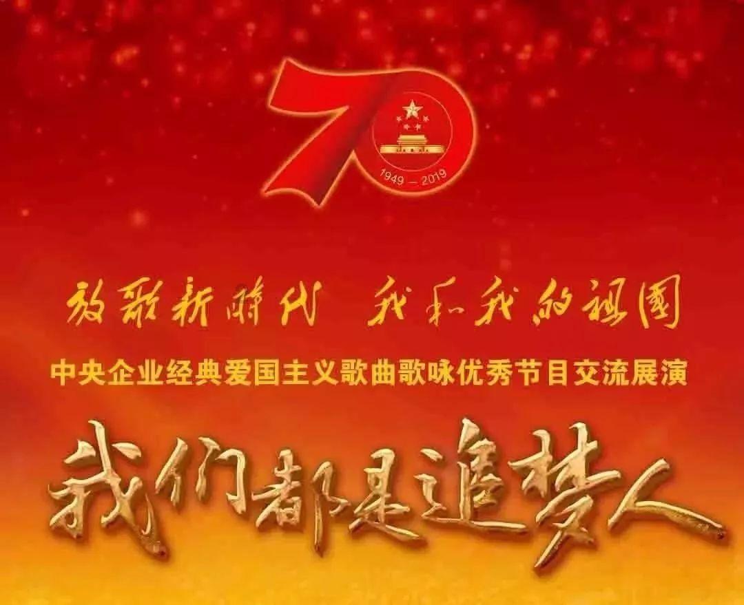 苗条女孩怎么修饰身材?V领背心搭配牛仔裤,穿出独特的运动风